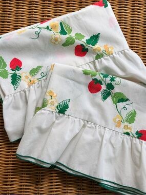 2 VTG CANNON Royal Family Pillowcases Strawberry vines cottage grandma core